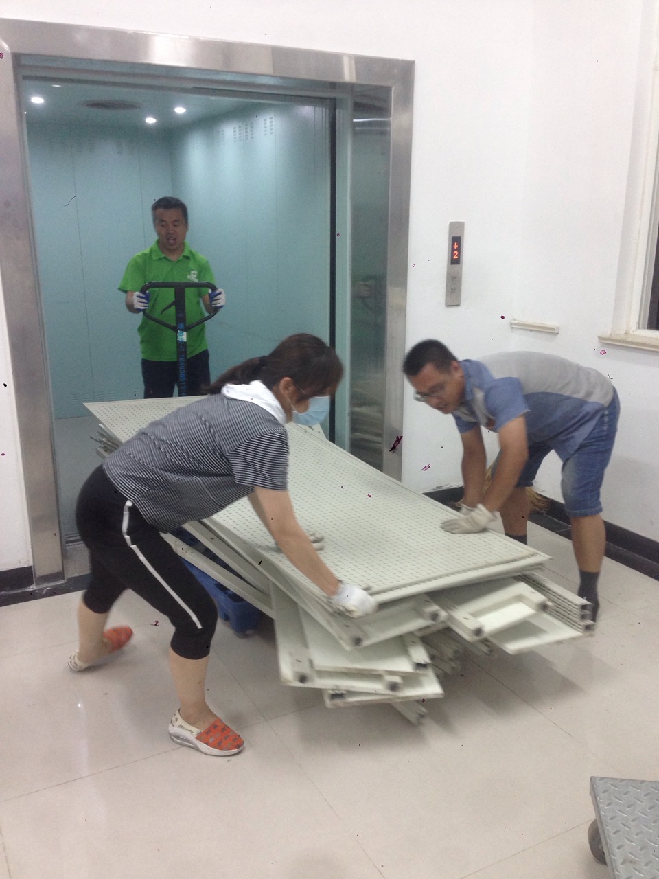 商品部 徐永发，储运部王蔚，区域经理程永磊 23点依然奋斗在门店改造中.JPG